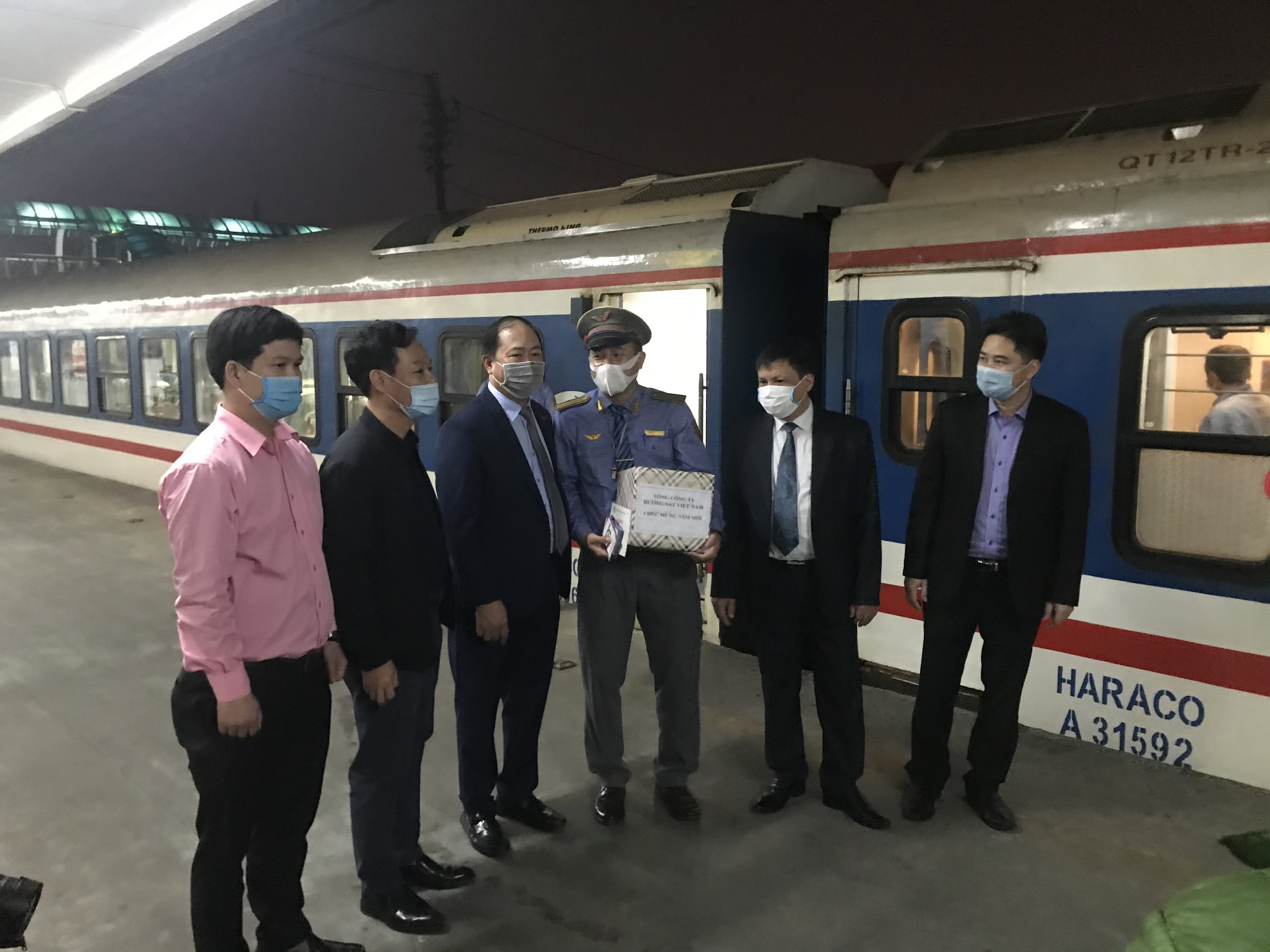 CHỦ TỊCH HỘI ĐỒNG THÀNH VIÊN TỔNG CÔNG TY ĐSVN VÀ CHỦ TỊCH CÔNG ĐOÀN ĐSVN THĂM, CHÚC TẾT CNLĐ LÊN BAN LÀM VIỆC ĐÊM GIAO THỪA CHỦ TỊCH HỘI ĐỒNG THÀNH VIÊN TỔNG CÔNG TY ĐSVN VÀ CHỦ TỊCH CÔNG ĐOÀN ĐSVN THĂM, CHÚC TẾT CNLĐ LÊN BAN LÀM VIỆC ĐÊM GIAO THỪA